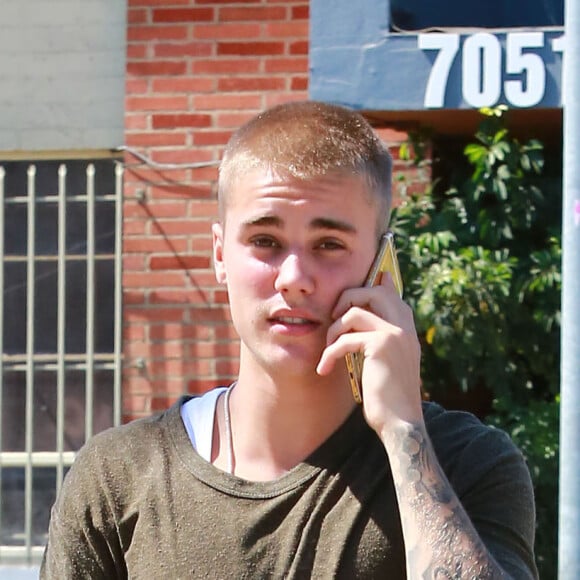 Justin Bieber au téléphone dans les rues de West Hollywood, le 26 juillet 2016.