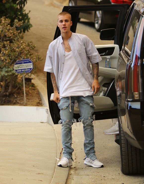 Justin Bieber fait la fête avec des amis à Malibu. Justin organise des fêtes très bruyantes dans son quartier au grand mécontentement de ses voisins.. le 23 juillet 2016