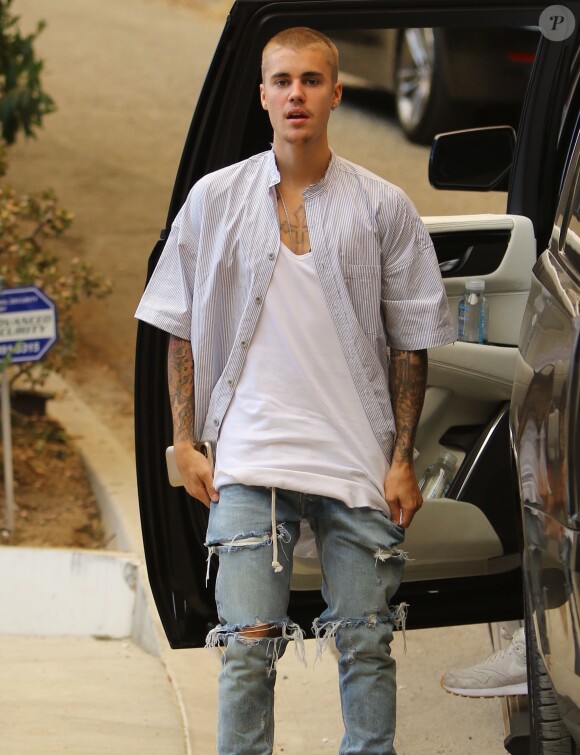 Justin Bieber fait la fête avec des amis à Malibu. Justin organise des fêtes très bruyantes dans son quartier au grand mécontentement de ses voisins le 23 juillet 2016