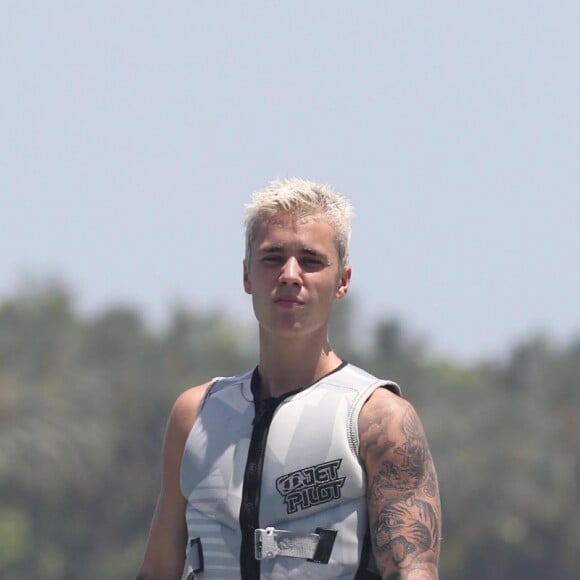 Justin Bieber fait du wavejet à Miami, le 5 juillet 2016