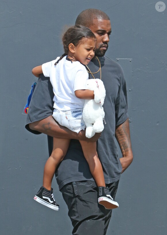 Kanye West et sa fille North West - Kanye West et Kourtney Kardashian emmènent leurs enfants à une fête d'anniversaire à Los Angeles le 30 juillet 2016.