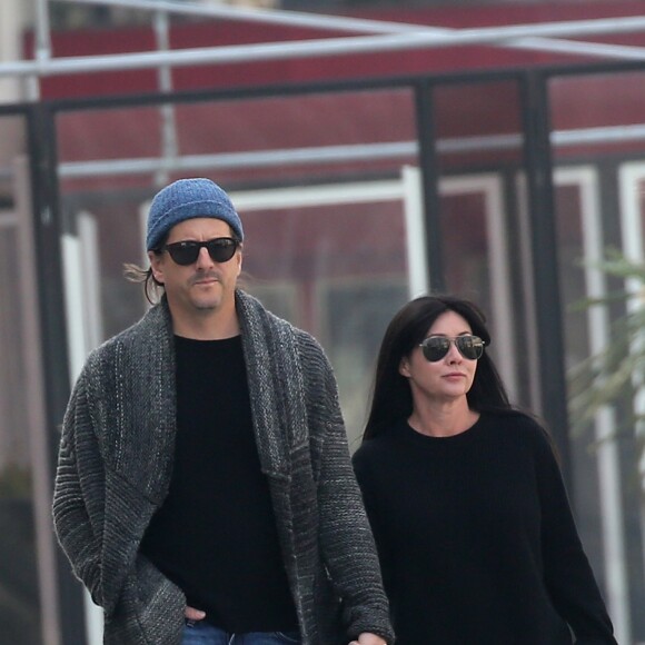 Exclusif - Shannen Doherty et son mari Kurt Iswarienko se promènent dans les rues de Paris le 18 mars 2016 © Cyril Moreau / Bestimage