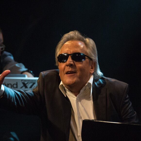 Gilbert Montagné - Concert "Toi, mon frère" aux Folies-Bergère à Paris, en hommage aux victimes du génocide arménien et de la Shoah. Le 12 octobre 2015