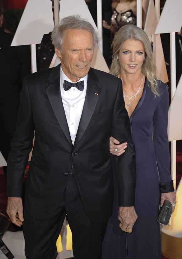 Clint Eastwood et sa compagne Christina Sandera - People à la 87e cérémonie des Oscars à Hollywood, le 22 février 2015.