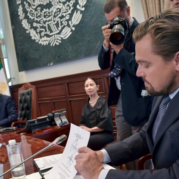 Leonardo DiCaprio va financer en partie avec le président mexicain Enrique Pena Nieto un projet pour protéger le golf du Mexique le 7 juin 2017.  Actor Leonardo DiCaprio signs a memorandum of understanding (MOU) committing to protect marine ecosystems in the Gulf of California as Mexico's President Enrique Pena Nieto (L) looks on, at Los Pinos presidential residence in Mexico City on June 7, 2017.07/06/2017 - Mexico City