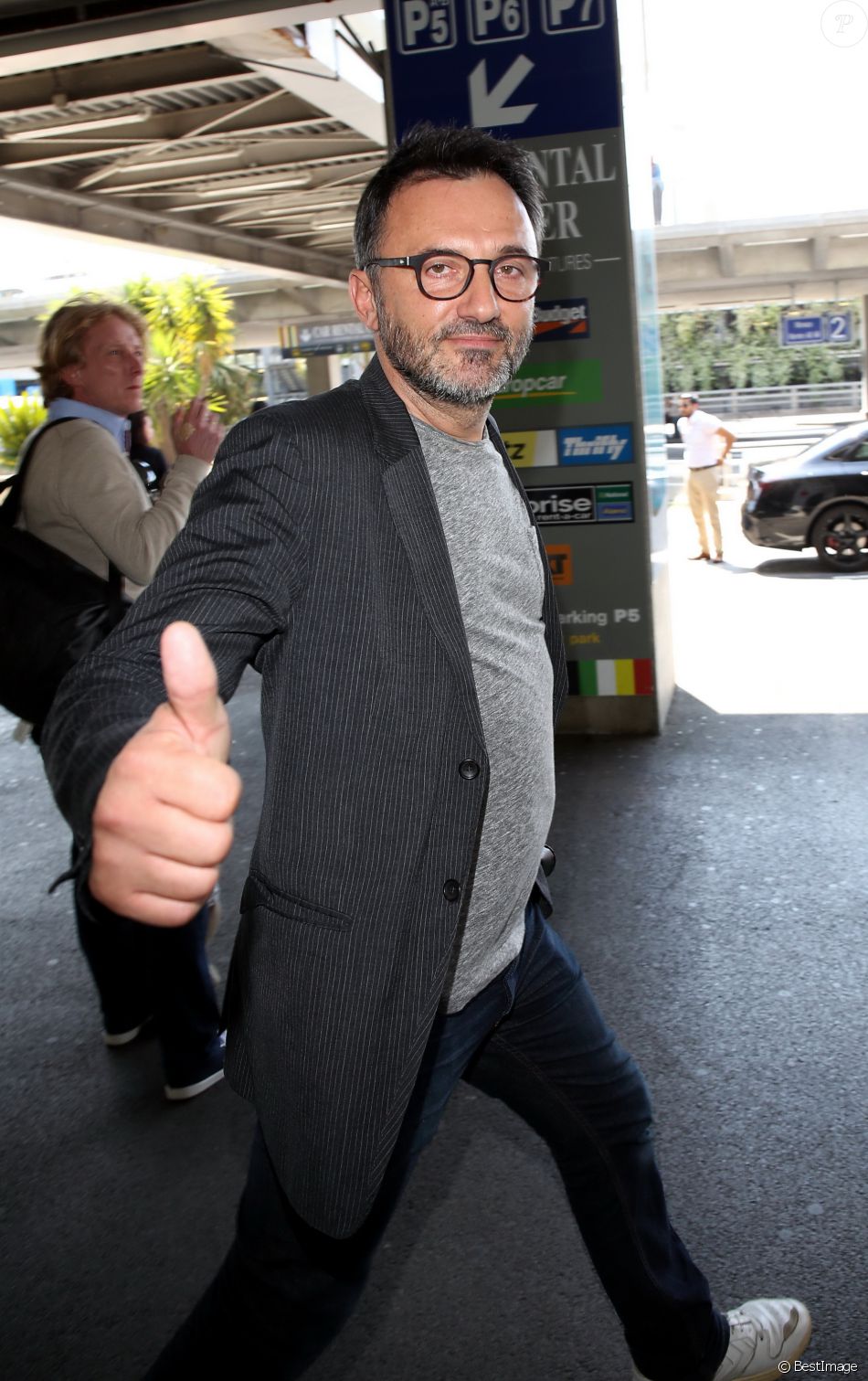 Frédéric Lopez arrive à l&#039;aéroport de Nice pour le 69ème Festival International du film de Cannes le 17 mai 2016.