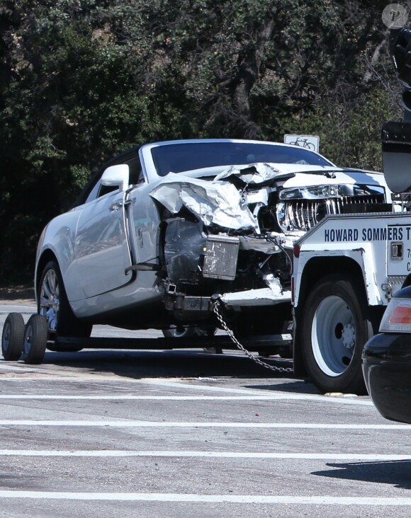 Kris Jenner a eu un accident avec sa Rolls-Royce, une Prius lui a coupé la route à Calabasas! Selon TMZ, elle se serait cassée le poignet. Le 3 aout 2016