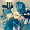 Zayn Malik s'était fait tatouer un dessin représentant Perrie Edwards sur le bras, il y a trois ans. photo publiée sur Twitter.