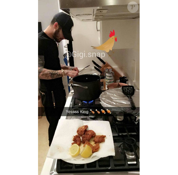 Zayn Malik semble avoir fait recouvrir son tatouage représentant son ex Perrie Edwards. Photo publiée sur le Snapchat de Gigi Hadid.