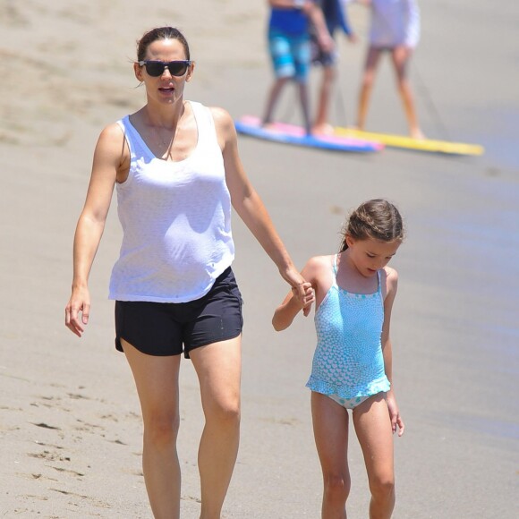 Jennifer Garner se promène avec sa fille Seraphina sur une plage de Malibu le 3 aout 2016.