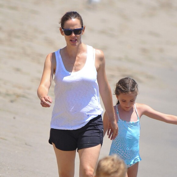 Jennifer Garner se promène avec sa fille Seraphina sur une plage de Malibu le 3 aout 2016.