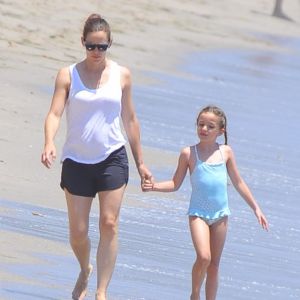 Jennifer Garner se promène avec sa fille Seraphina sur une plage de Malibu le 3 aout 2016.