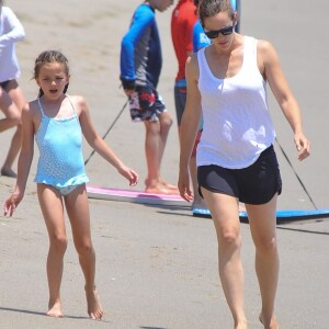 Jennifer Garner se promène avec sa fille Seraphina sur une plage de Malibu le 3 aout 2016.