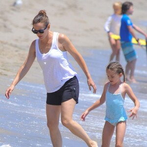 Jennifer Garner se promène avec sa fille Seraphina sur une plage de Malibu le 3 aout 2016.