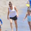 Jennifer Garner se promène avec sa fille Seraphina sur une plage de Malibu le 3 aout 2016.