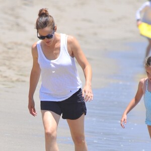 Jennifer Garner se promène avec sa fille Seraphina sur une plage de Malibu le 3 aout 2016.