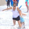 Jennifer Garner se promène avec sa fille Seraphina sur une plage de Malibu le 3 aout 2016.