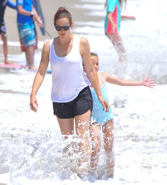 Jennifer Garner se promène avec sa fille Seraphina sur une plage de Malibu le 3 aout 2016.