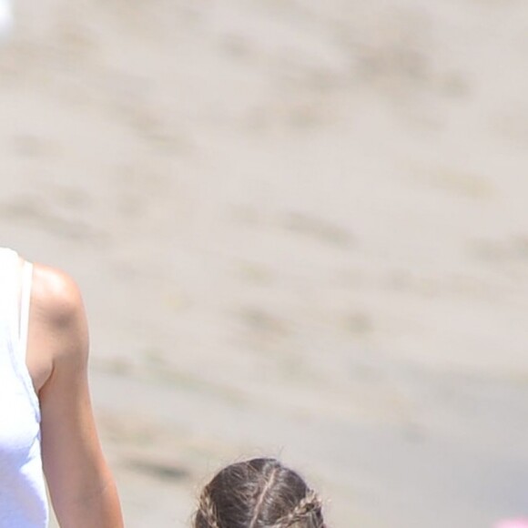 Jennifer Garner se promène avec sa fille Seraphina sur une plage de Malibu le 3 aout 2016.