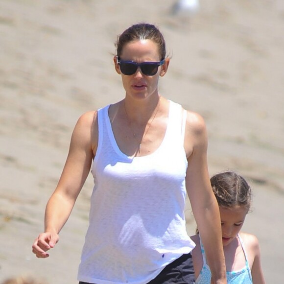 Jennifer Garner se promène avec sa fille Seraphina sur une plage de Malibu le 3 aout 2016.