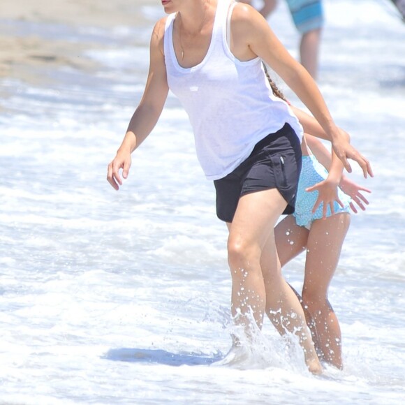 Jennifer Garner se promène avec sa fille Seraphina sur une plage de Malibu le 3 aout 2016.