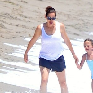 Jennifer Garner se promène avec sa fille Seraphina sur une plage de Malibu le 3 aout 2016.