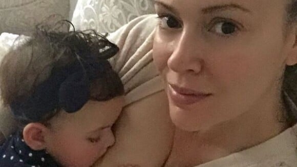 Alyssa Milano dévoile plusieurs photos d'elle en train d'allaiter ses enfants