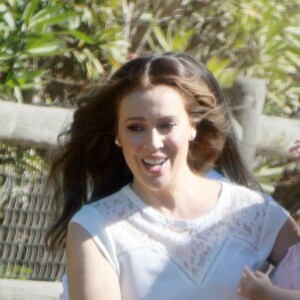 Exclusif - Alyssa Milano se promène avec sa fille Elizabella sur le tournage d'un spot publicitaire pour Atkins à Los Angeles. Le 19 novembre 2015 © CPA / Bestimage