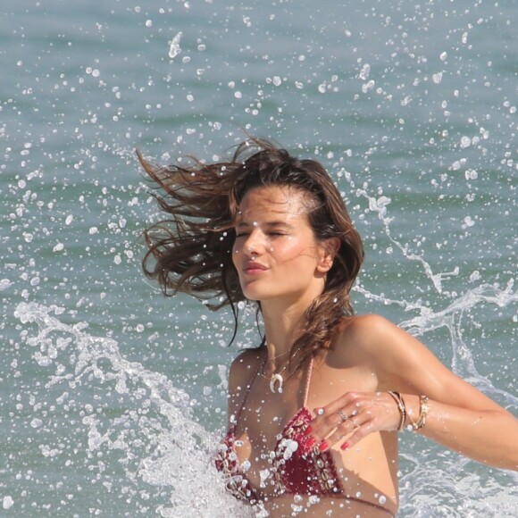 Alessandra Ambrosio profite d'un après-midi ensoleillé sur la plage de Rio de Janeiro. Le 6 août 2016.