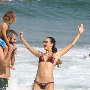 Alessandra Ambrosio profite d'un après-midi ensoleillé sur la plage de Rio de Janeiro. Le 6 août 2016.