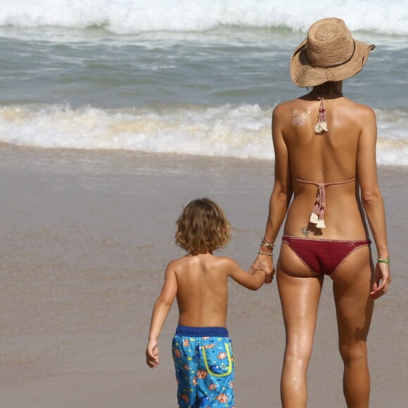 Alessandra Ambrosio profite d'un après-midi ensoleillé sur la plage de Rio de Janeiro. Le 6 août 2016.