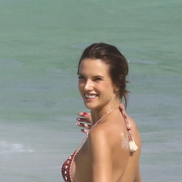 Alessandra Ambrosio profite d'un après-midi ensoleillé sur la plage de Rio de Janeiro. Le 6 août 2016.