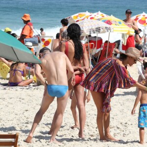 Alessandra Ambrosio profite d'un après-midi ensoleillé sur la plage de Rio de Janeiro. Le 6 août 2016.