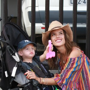 Alessandra Ambrosio et son fils Noah à Rio de Janeiro, le 6 août 2016.