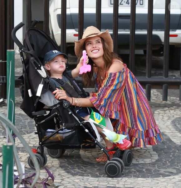 Alessandra Ambrosio et son fils Noah à Rio de Janeiro, le 6 août 2016.