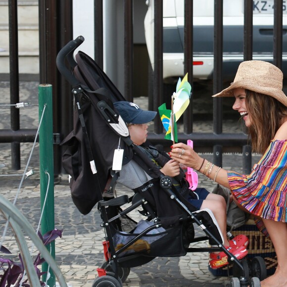 Alessandra Ambrosio et son fils Noah à Rio de Janeiro, le 6 août 2016.