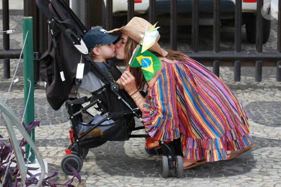 Alessandra Ambrosio et son fils Noah à Rio de Janeiro, le 6 août 2016.