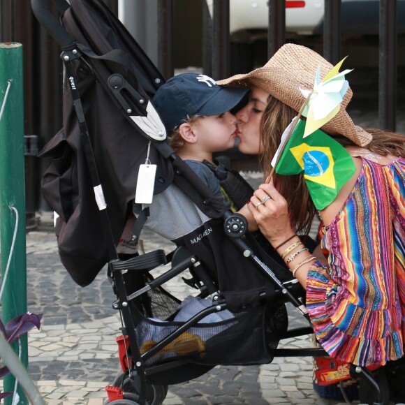 Alessandra Ambrosio et son fils Noah à Rio de Janeiro, le 6 août 2016.