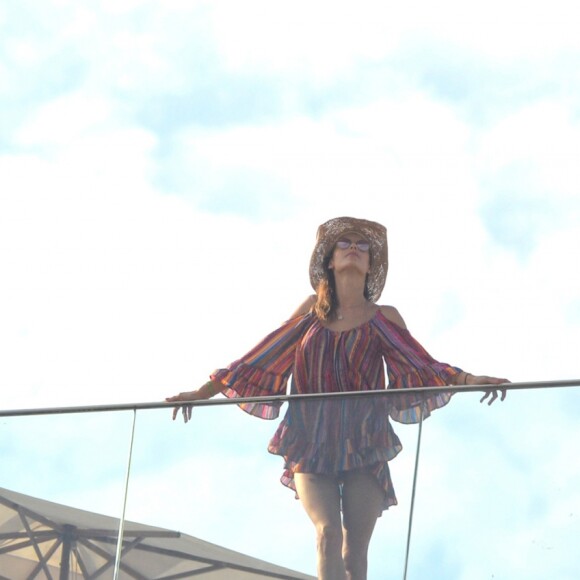 Alessandra Ambrosio sur la terrasse de l'hôtel Fasano à Rio de Janeiro, le 6 août 2016.