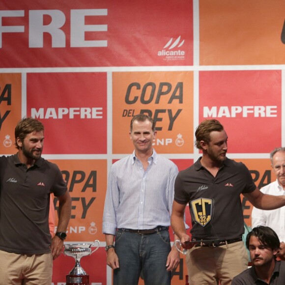 Pierre Casiraghi a reçu des mains du roi Felipe VI d'Espagne le trophée dans la catégorie propriétaire-armateur lors de la cérémonie de clôture de la 35e Copa del Rey MAPFRE, le 6 août 2016 à Palma de Majorque, dont il s'est classé 4e avec Malizia dans la catégorie GC32.
