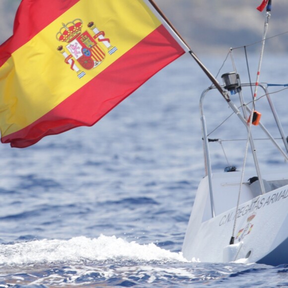 Le roi Felipe VI d'Espagne à bord du voilier Aifos lors de la Copa del Rey à Majorque, le 6 août 2016. En raison du contexte politique qui l'a obligé à retourner à Madrid pendant ses vacances, le souverain espagnol a moins eu l'occasion que d'habitude de barrer le bateau de la Marine espagnole lors de ses vacances à Palma de Majorque.