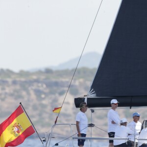 Le roi Felipe VI d'Espagne à bord du voilier Aifos lors de la Copa del Rey à Majorque, le 6 août 2016. En raison du contexte politique qui l'a obligé à retourner à Madrid pendant ses vacances, le souverain espagnol a moins eu l'occasion que d'habitude de barrer le bateau de la Marine espagnole lors de ses vacances à Palma de Majorque.