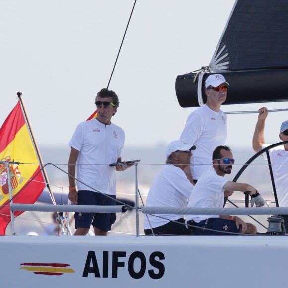 Le roi Felipe VI d'Espagne à bord du voilier Aifos lors de la Copa del Rey à Majorque, le 6 août 2016. En raison du contexte politique qui l'a obligé à retourner à Madrid pendant ses vacances, le souverain espagnol a moins eu l'occasion que d'habitude de barrer le bateau de la Marine espagnole lors de ses vacances à Palma de Majorque.