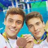 Tom Daley et son partenaire Daniel Goodfellow posent avec leur médaille de bronze à Rio. Twitter, le 8 août 2016