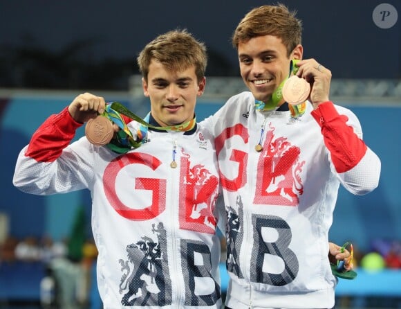 Tom Daley et Daniel Goodfellow posent avec leur médaille de bronze à Rio. Le 8 août 2016