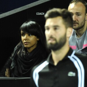 La chanteuse Shy'm dans les tribunes du tournoi de tennis de l'Open 13 de Marseille, accompagnée d'Eliane et Philippe Paire (les parents de Benoît Paire), le 19 février 2016. La chanteuse est venue soutenir son compagnon Benoît Paire, qui a remporté le match contre le suisse Stanislas Wawrinka.