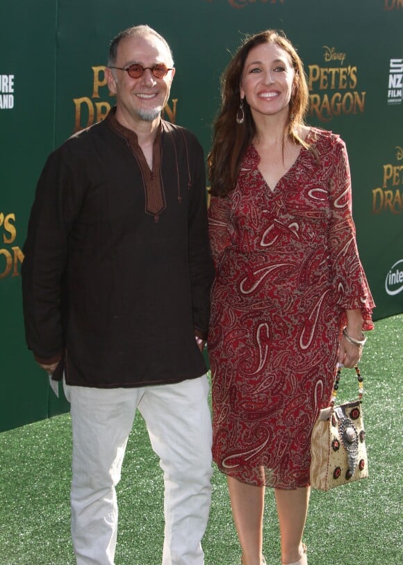 John Kassir et sa femme Vanessa Kassir à la première de Pete's Dragon au théâtre El Capitan à Hollywood, le 8 août 2016
