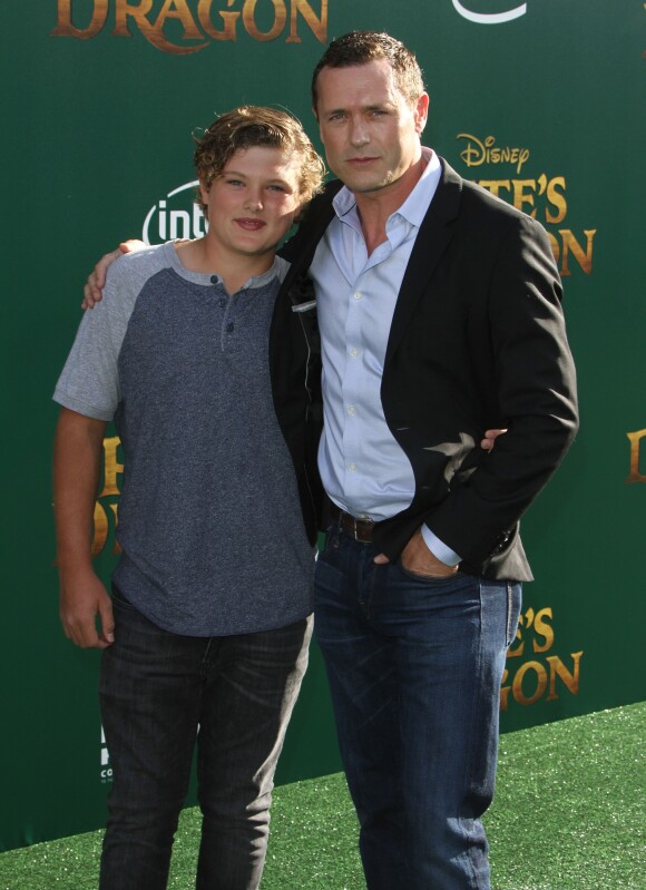 Jason O'Mara et son fils David O'Mara à la première de Pete's Dragon au théâtre El Capitan à Hollywood, le 8 août 2016