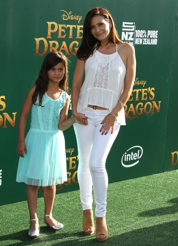 Constance Marie et sa fille Luna Marie Katich à la première de Pete's Dragon au théâtre El Capitan à Hollywood, le 8 août 2016