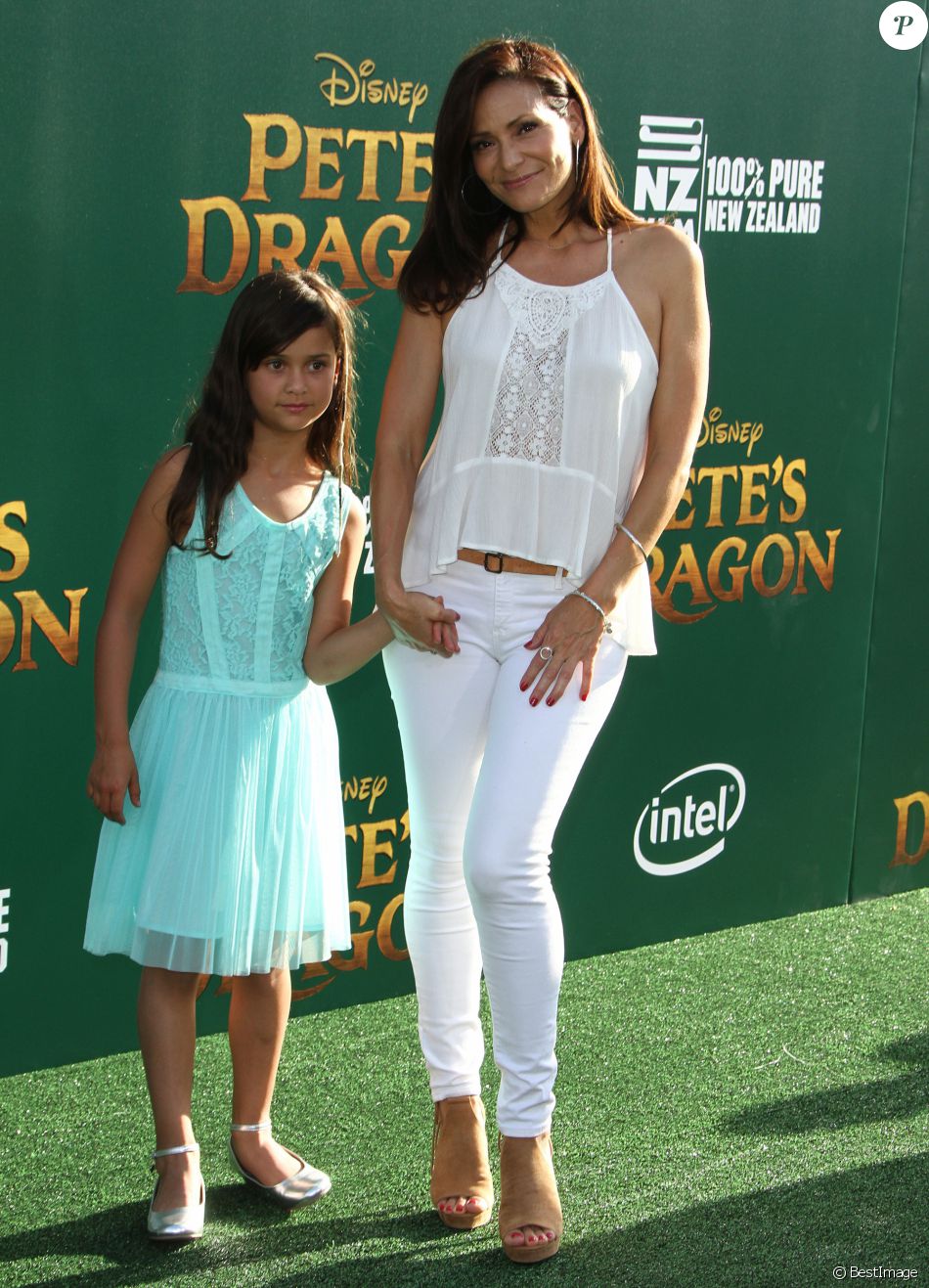 Constance Marie Et Sa Fille Luna Marie Katich A La Premiere De Pete S Dragon Au Theatre El Capitan A Hollywood Le 8 Aout 16 Purepeople